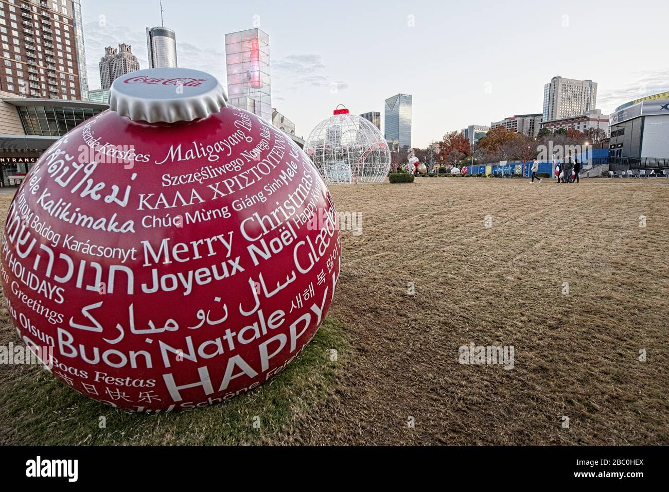 Enormi ornamenti rossi di Natale con Natale allegro scritto in più Lingue siede sul prato al mondo di Coca Cola vicino Centennial Park ad Atlanta Foto Stock