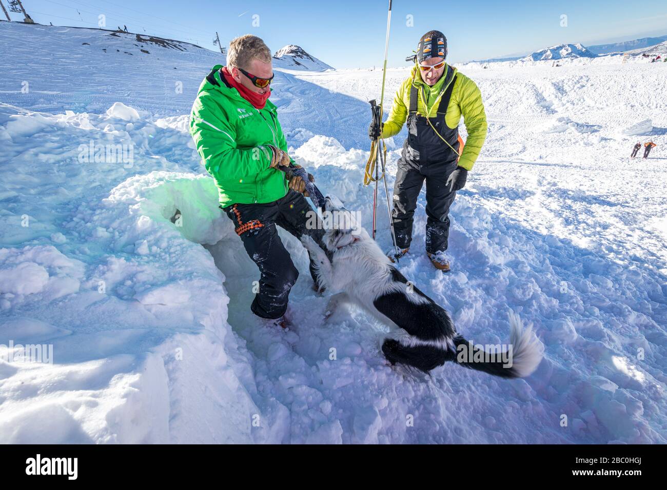 RELAZIONI SUI GESTORI DI CANI DA VALANGA, FORMAZIONE ORGANIZZATA DAL SERVIZIO DI SICUREZZA CIVILE, LES-2-ALPES, FRANCIA Foto Stock