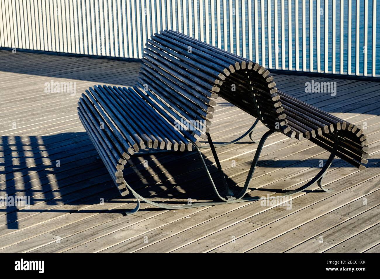 Panchina per i visitatori per rilassarsi e godersi la vista sul Molo di Hastings, East Sussex, Regno Unito Foto Stock