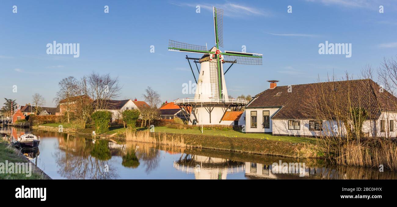 Panorama dello storico mulino a vento sul fiume Damberdiep a Ten Boer, Paesi Bassi Foto Stock