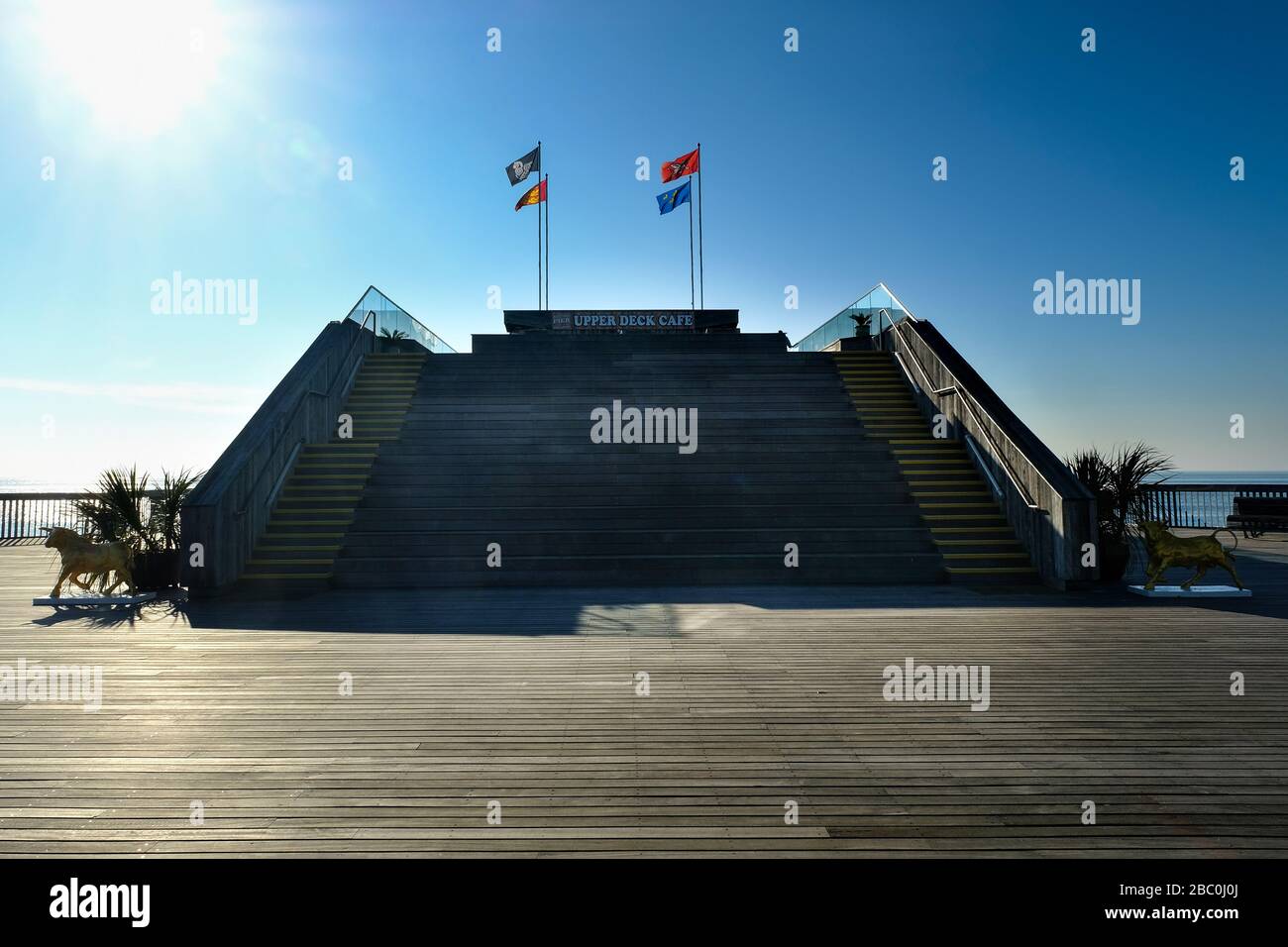 Ingresso al Upper Deck Cafe sul molo di Hastings, East Sussex, Regno Unito Foto Stock
