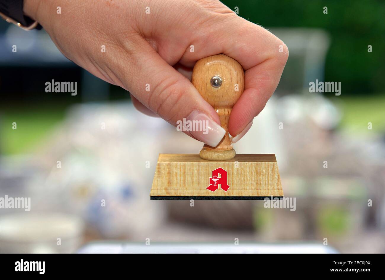 Manuale mit Stempel, Frauenhand, Aufschrift: Logo, Apotheke, Foto Stock