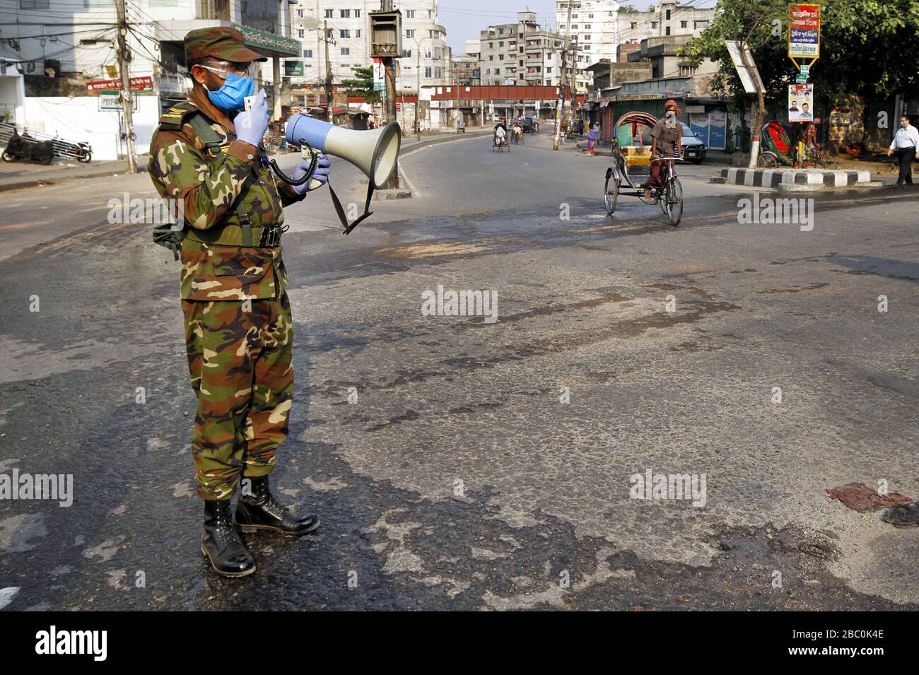 Dhaka, Bangladesh. 2nd Apr, 2020. Un soldato usa un oratore per esortare le persone a rispettare gli ordini di allontanamento sociale nel quadro degli sforzi volti a limitare la diffusione del coronavirus a Dhaka, in Bangladesh, il 2 aprile 2020. Il numero di casi confermati di COVID-19 in Bangladesh è salito a 56 giovedì, e il numero dei decessi del paese rimane invariato a sei. Credit: Str/Xinhua/Alamy Live News Foto Stock