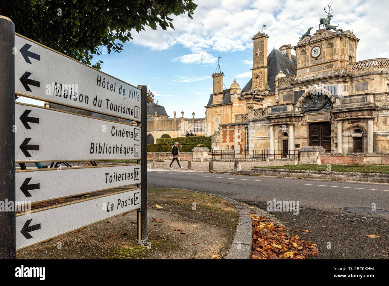 DI FRONTE AL CASTELLO D'ANET CHE MOSTRA LA DIREZIONE PER LE CITTÀ DI INTERESSE, DIANE DE POITIERS' CHATEAU, EURE-ET-LOIR (28), FRANCIA Foto Stock