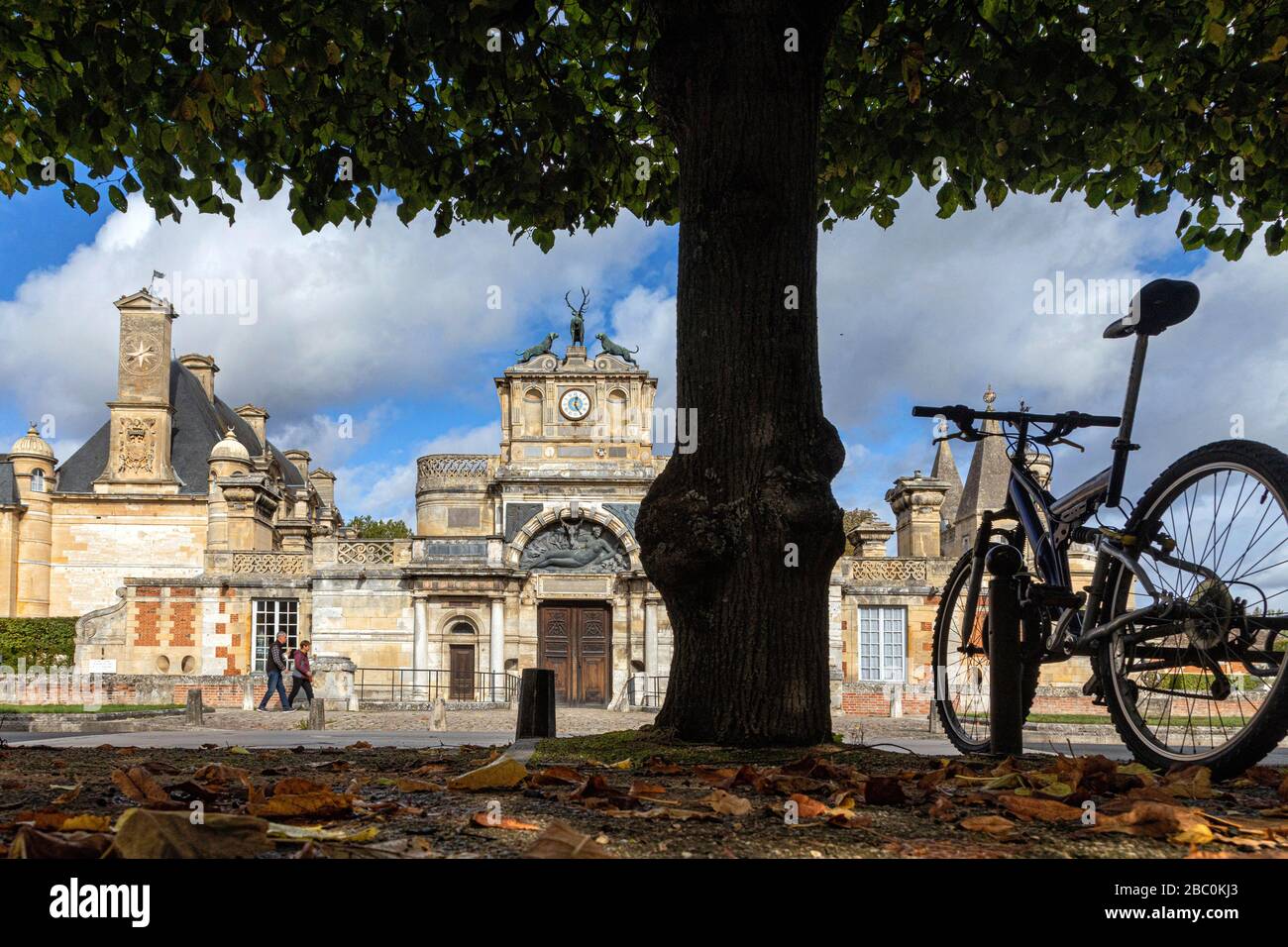 BICICLETTA DI FRONTE AL CHATEAU D'ANET, DIANE DE POITIERS' CHATEAU, EURE-ET-LOIR (28), FRANCIA Foto Stock