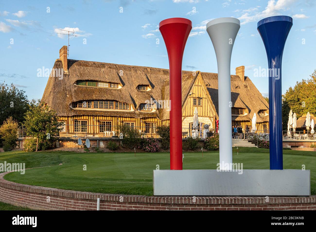CLUB HOUSE DEL PGA FRANCE GOLF COURSE A VAUDREUIL CON UNA MOSTRA DI OPERE DELL'ARTISTA HUBERT PRIVE, LE VAUDREUIL, (27) EURE, NORMANDIA, FRANCIA Foto Stock