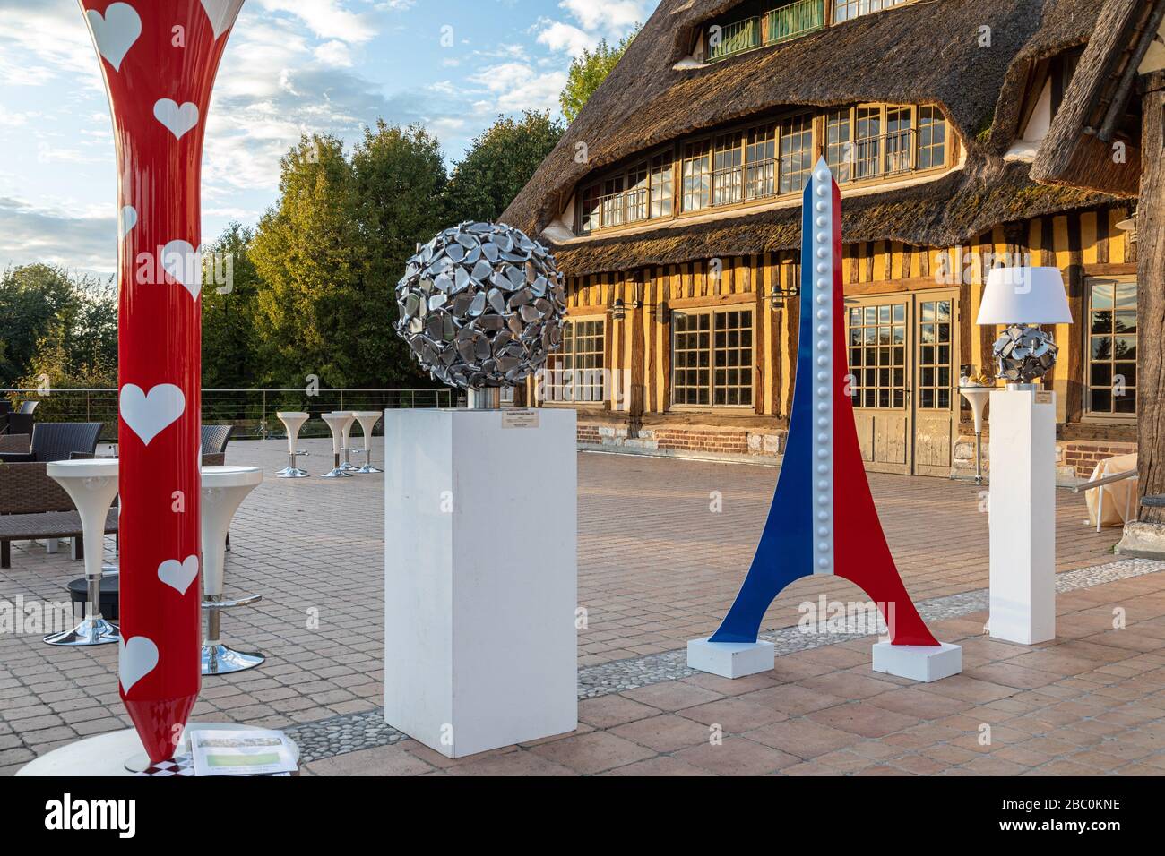 CLUB HOUSE DEL PGA FRANCE GOLF COURSE A VAUDREUIL CON UNA MOSTRA DI OPERE DELL'ARTISTA HUBERT PRIVE, LE VAUDREUIL, (27) EURE, NORMANDIA, FRANCIA Foto Stock
