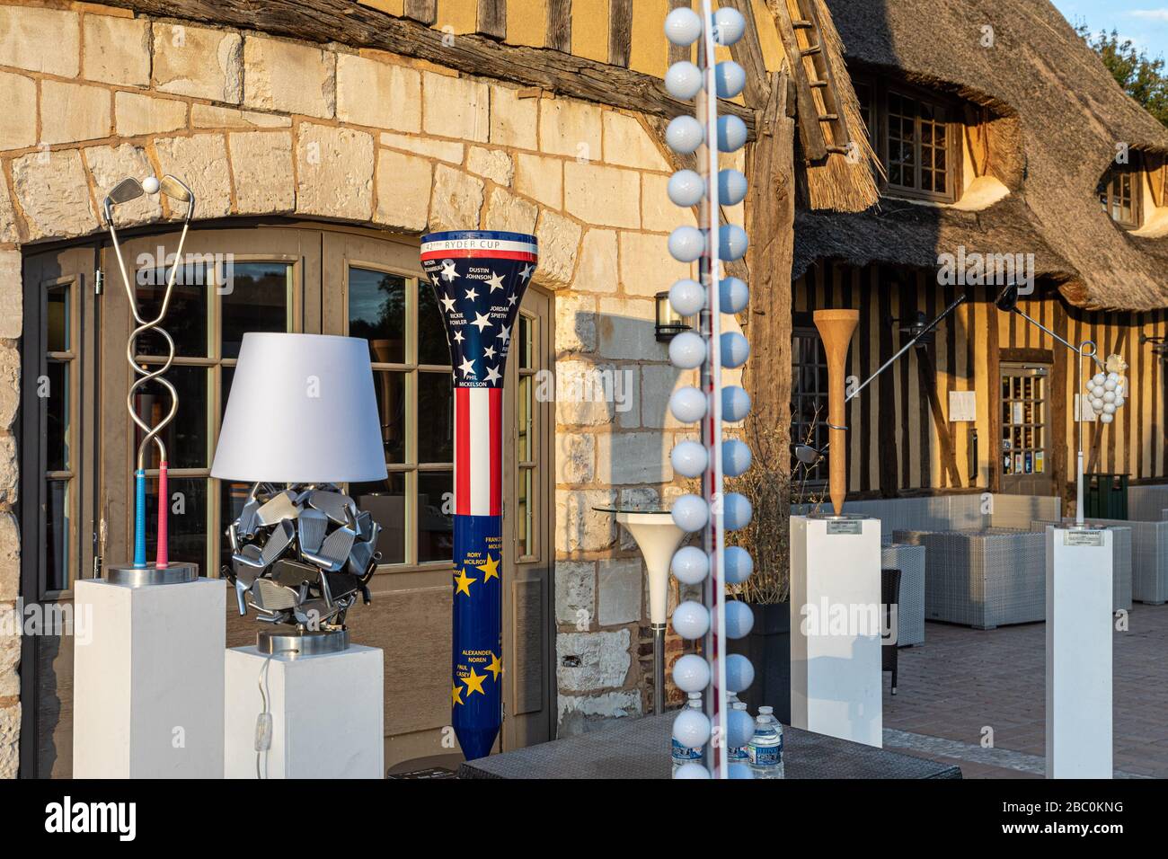 CLUB HOUSE DEL PGA FRANCE GOLF COURSE A VAUDREUIL CON UNA MOSTRA DI OPERE DELL'ARTISTA HUBERT PRIVE, LE VAUDREUIL, (27) EURE, NORMANDIA, FRANCIA Foto Stock