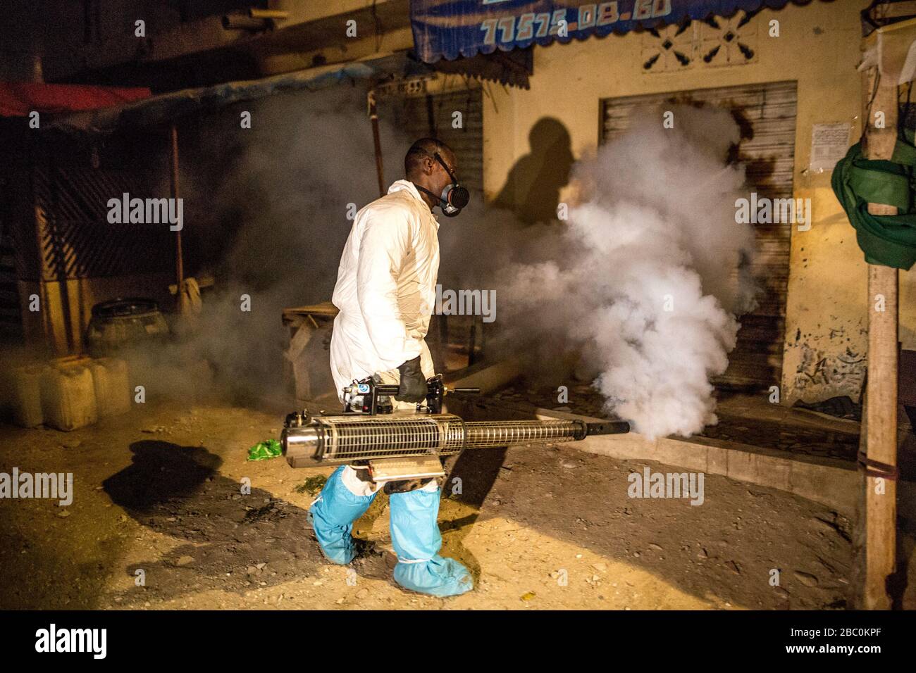 Dakar, Senegal. 1st Apr, 2020. Un operatore sanitario disinfetta un mercato durante il periodo di coprifuoco a Dakar, Senegal, 1 aprile 2020. Credito: Eddy Peters/Xinhua/Alamy Live News Foto Stock