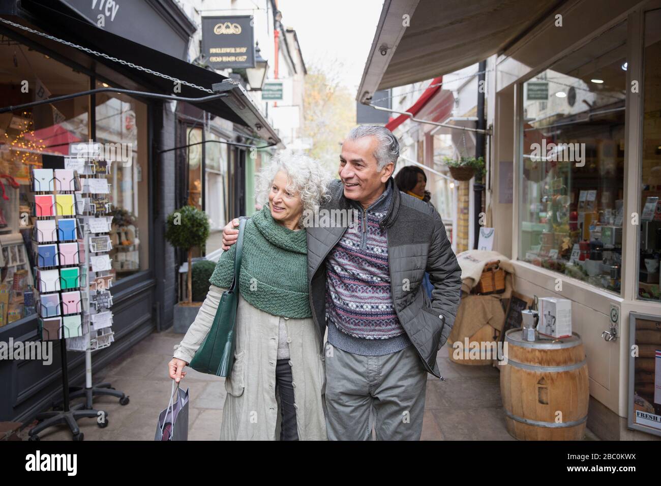 Senior Couple vetrine shopping in vicolo Foto Stock