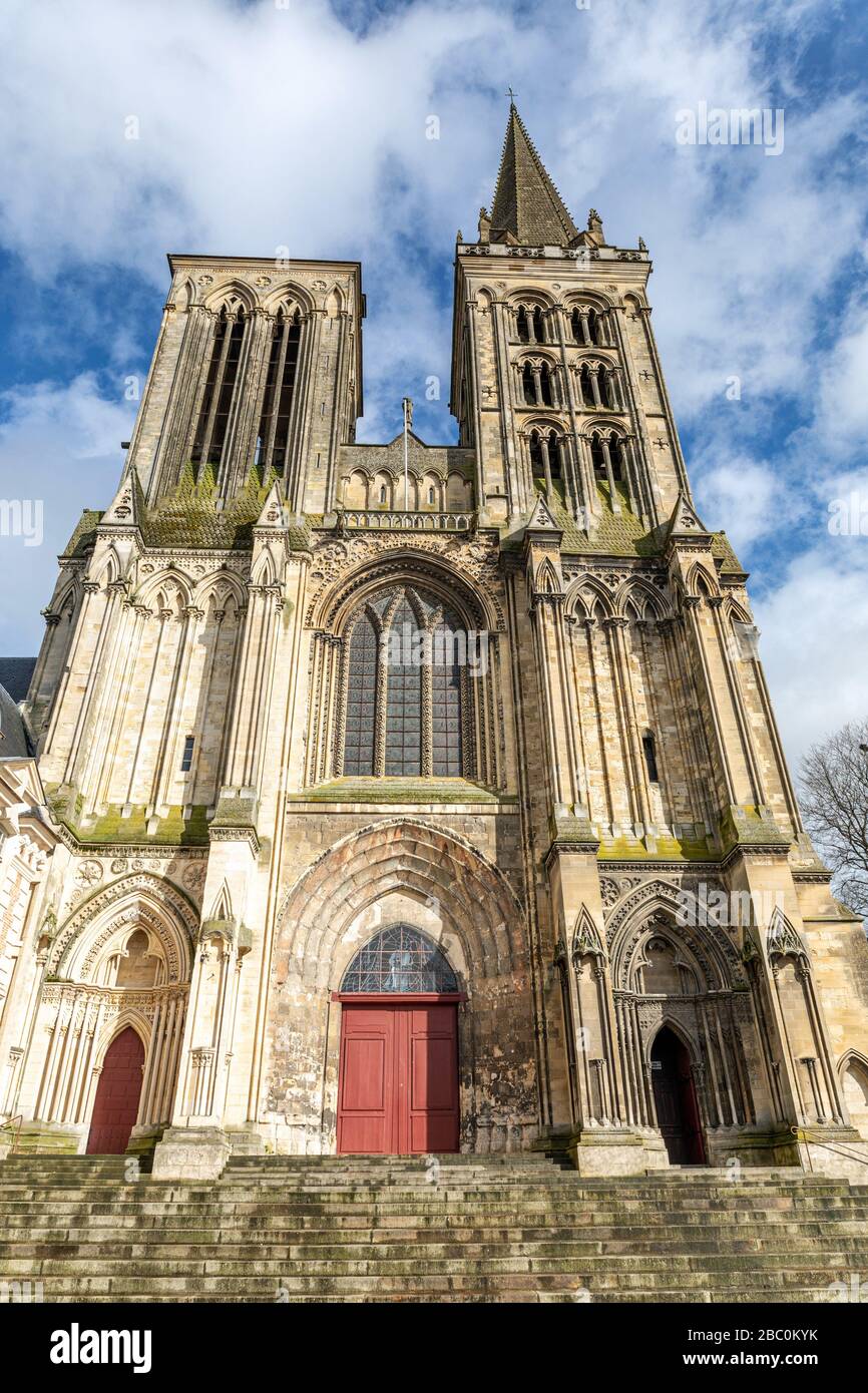 FACCIATA DELLA CATTEDRALE DI SAINT-PIERRE, STILE OGIVALE NORMANNO, LISIEUX, PAYS D'AUGE, CALVADOS, NORMANDIA, FRANCIA Foto Stock