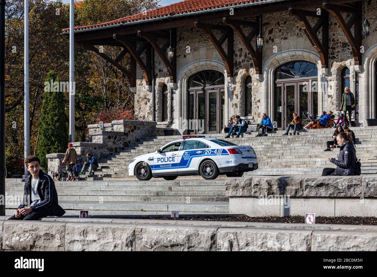 AUTO DI POLIZIA SU PATROL, TURISTI PASSEGGIANDO AL BELVEDERE KONDIARONK DI FRONTE ALL'OSSERVATORIO SUL MONT-ROYAL CON VISTA DEL QUARTIERE DEGLI AFFARI, CITTÀ DI MONTREAL, QUEBEC, CANADA Foto Stock AUTO DI POLIZIA SU PATROL, TURISTI PASSEGGIANDO AL BELVEDERE KONDIARONK DI FRONTE ALL'OSSERVATORIO SUL MONT-ROYAL CON VISTA DEL QUARTIERE DEGLI AFFARI, CITTÀ DI MONTREAL, QUEBEC, CANADA Foto Stock