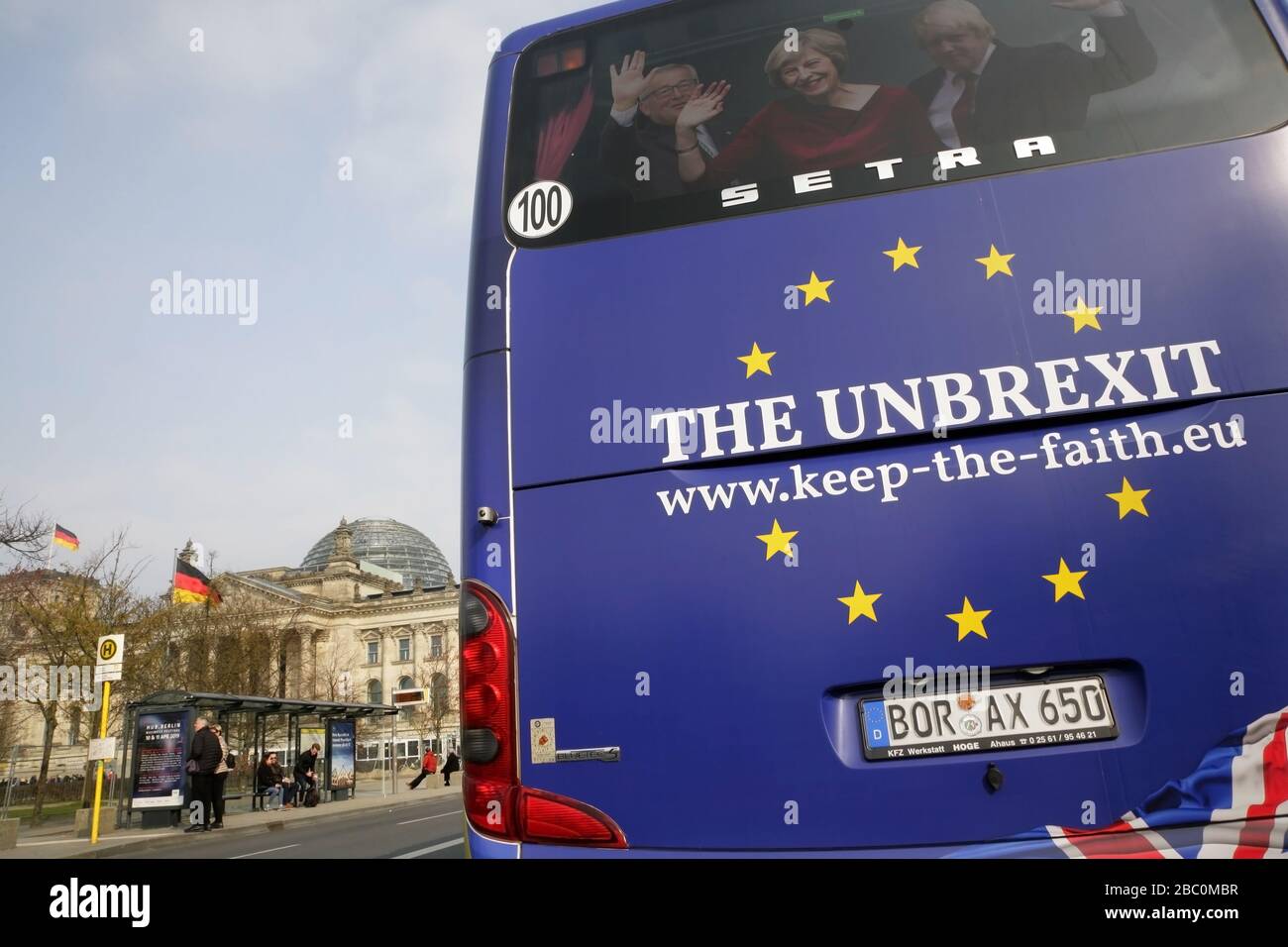 Pullman con anti-Brexit campagna marchio del 'tenere fede' gruppo, parcheggiate accanto al Reichstag di Berlino, Germania. Foto Stock