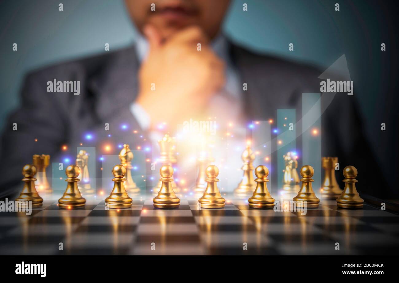 Fuoco selettivo degli scacchi dorati e del grafico di affari di successo davanti all'uomo di analisi professionale di affari. Concetto di leadership deve avere una soluzione per Foto Stock