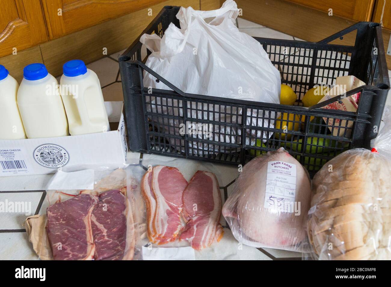 Ashford, Kent, Regno Unito. 2nd Apr, 2020. Incapace di lasciare la casa per 12 settimane a causa del governo consiglia sul coronavirus, e incapace di fare acquisti con i grandi supermercati a causa di nessuna data di consegna per 3 settimane, questa famiglia prende una consegna da un negozio di fattoria locale. ©Paul Lawrenson 2020, Photo Credit: Paul Lawrenson/Alamy Live News Foto Stock