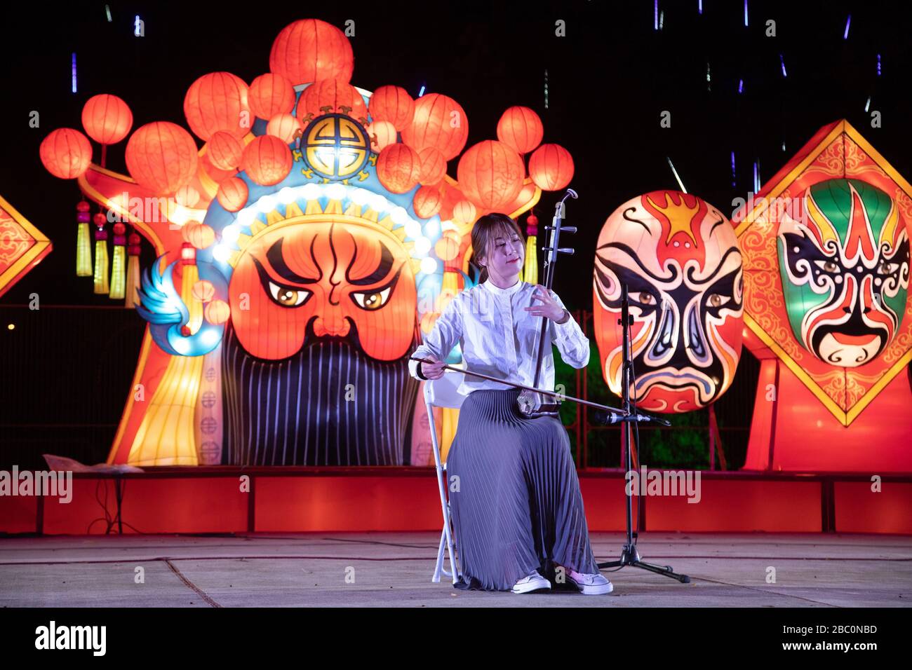MUSICISTA CON IL SUO STRUMENTO TRADIZIONALE, FEUX FOLLETS, LA LUCE DELLA CINA, JEAN DRAPEAU PARK, SAINT HELEN'S ISLAND, MONTREAL, QUEBEC, CANADA Foto Stock