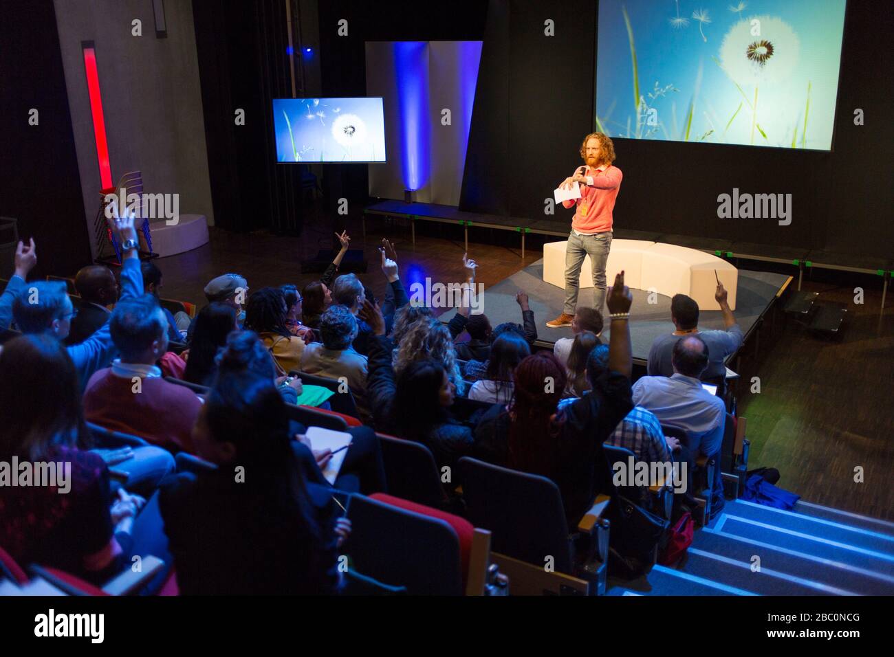 Altoparlante maschio sul palco che parla con il pubblico Foto Stock