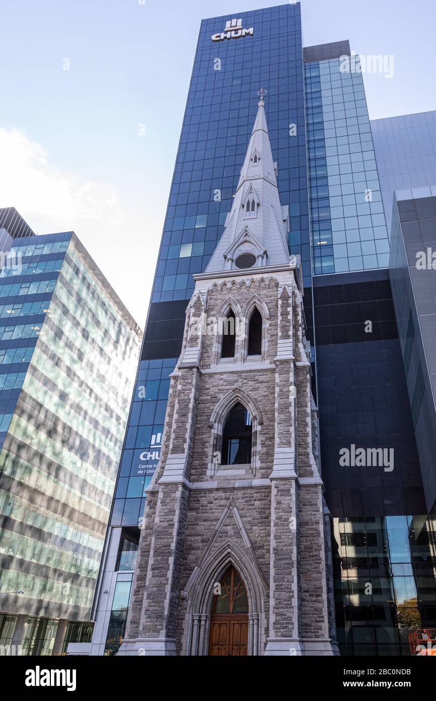 CAMPANILE DELLA VECCHIA CHIESA DI SAINT-SAUVEUR DIETRO L'OSPEDALE AFFILIATO ALL'UNIVERSITÀ, RUE SAINT-DENIS, MONTREAL, QUEBEC, CANADA Foto Stock