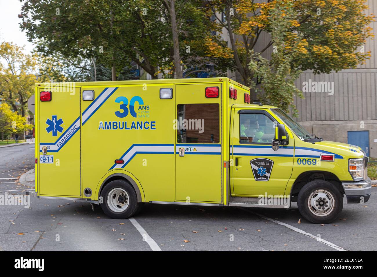 AMBULANZA GIALLA DI PARAMEDIC, NUMERO DI EMERGENZA 911, MONTREAL, QUEBEC, CANADA Foto Stock