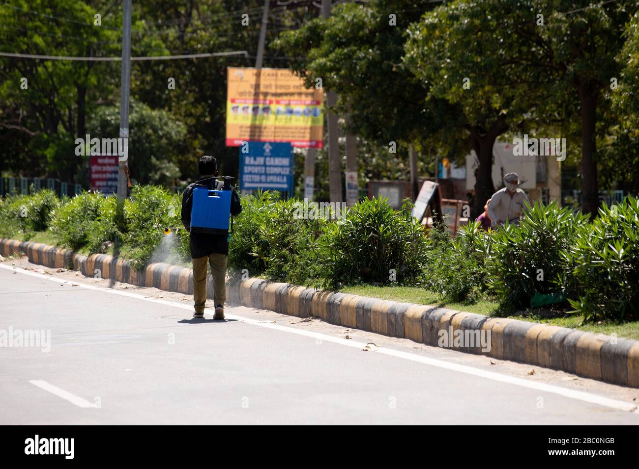 India combattere contro Corona virus.Government Worker spruzzare Sanitizer Spray su strada per prevenire il virus Corona-Virus o Covid-19. Foto Stock