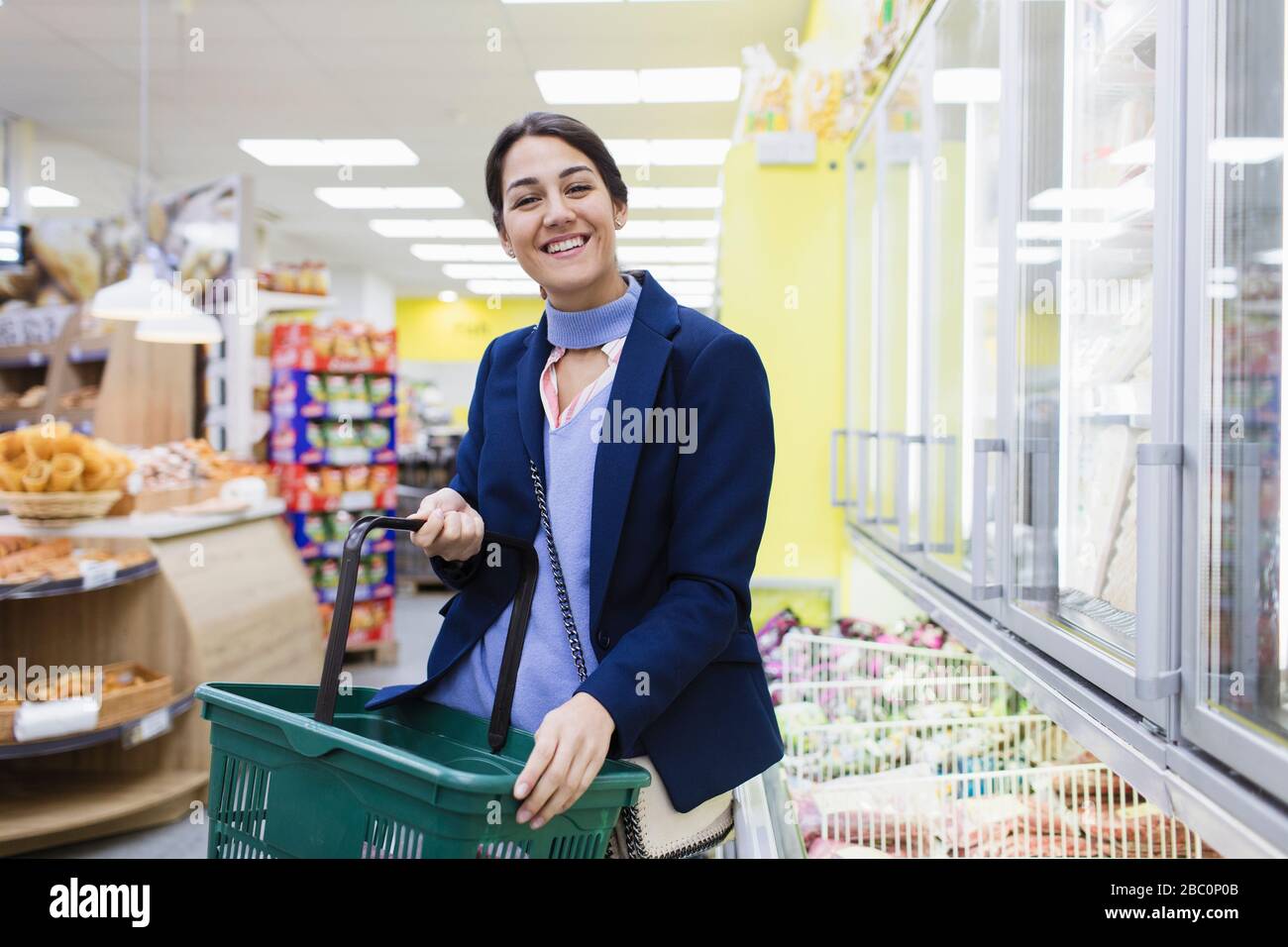 Ritratto donna sorridente shopping in supermercato Foto Stock