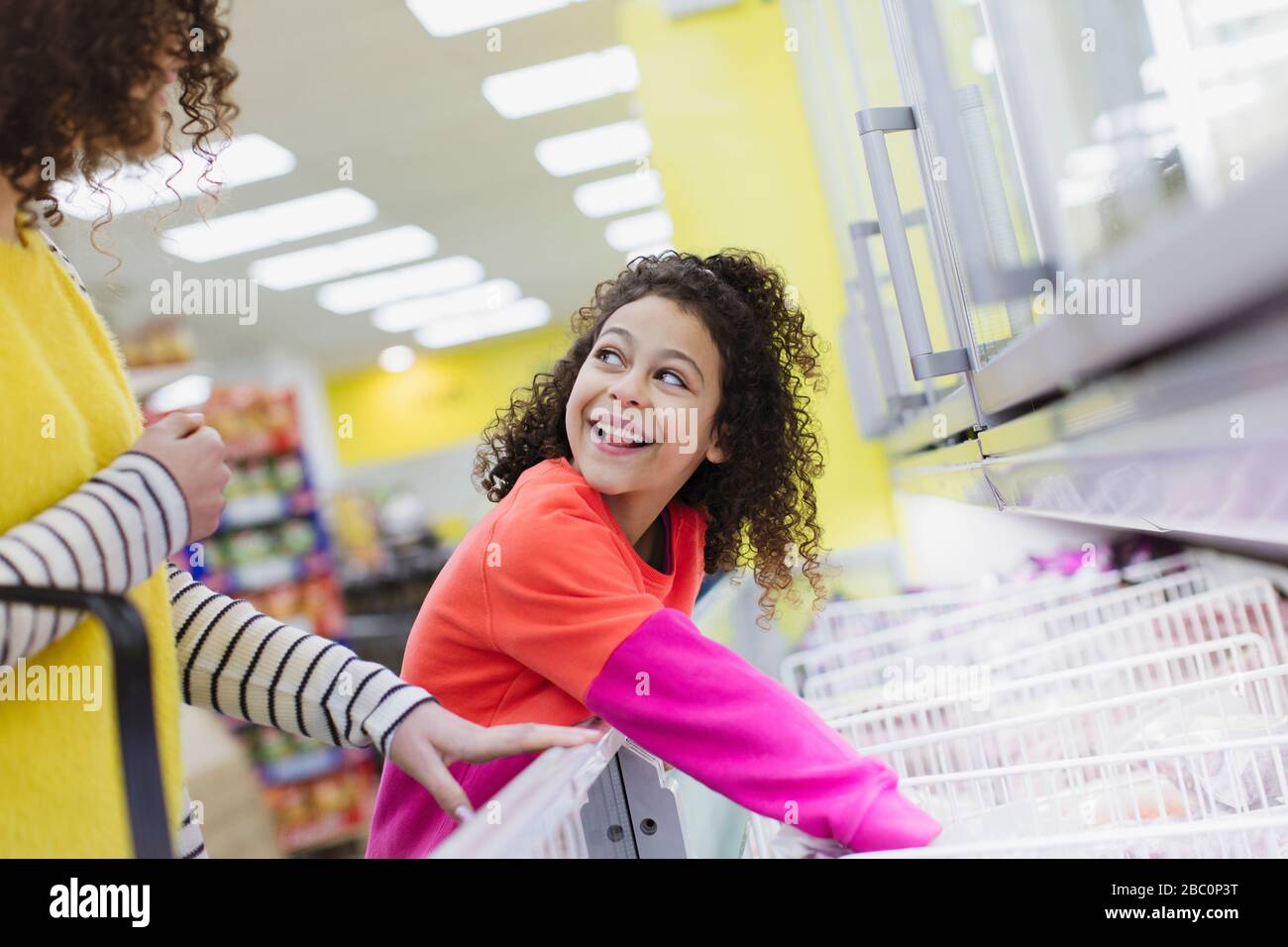 Madre e figlia che acquista cibi surgelati in supermercato Foto Stock