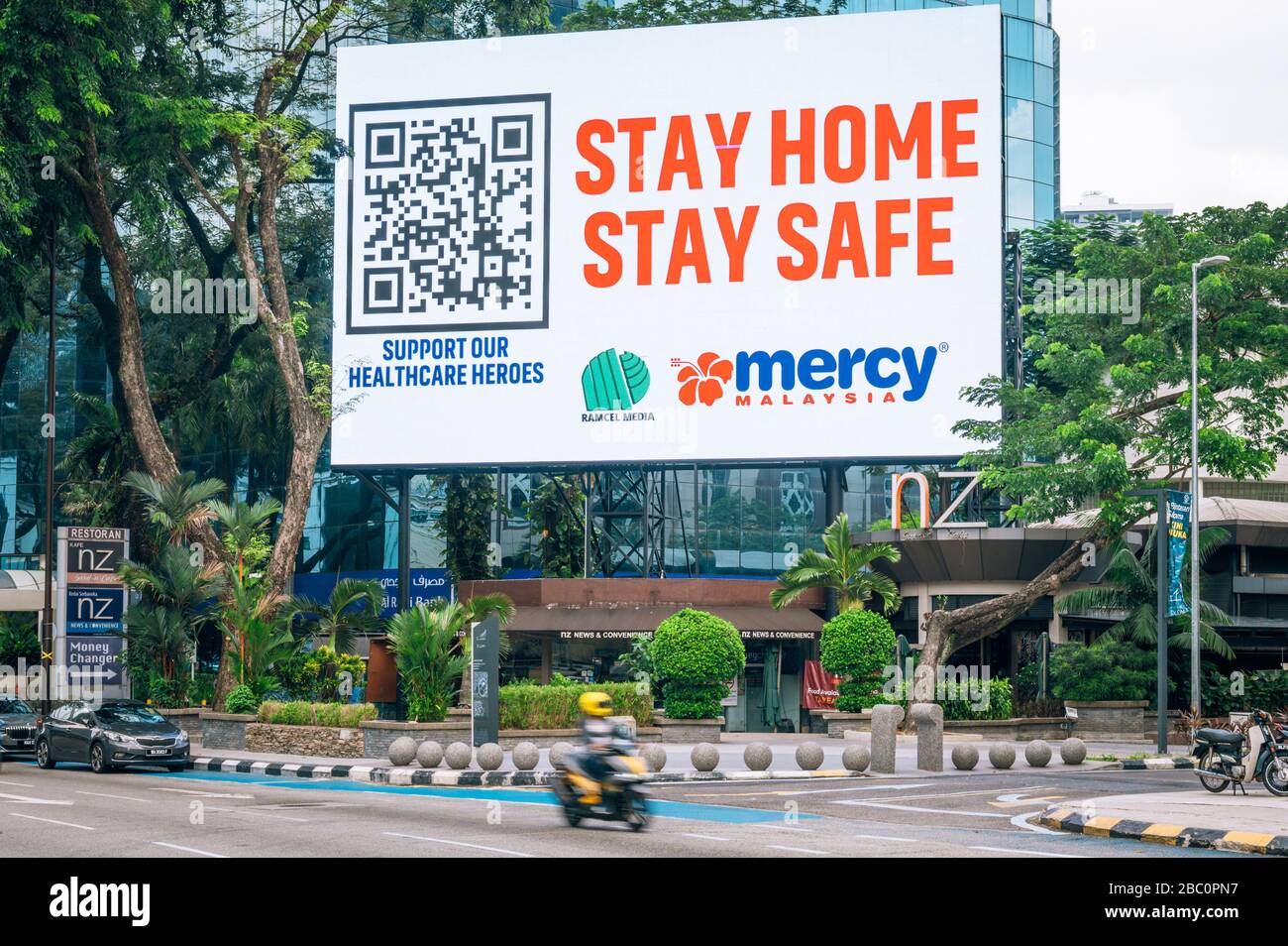 Kuala Lumpur, Malesia. 2nd Apr, 2020. Un biker passa da uno schermo elettronico che mostra 'Say Home Stay Safe' a Kuala Lumpur, Malesia, 2 aprile 2020. Il numero di casi COVID-19 in Malesia è stato di 3.116 casi dopo che sono stati registrati 208 nuovi casi, il Ministero della Sanità ha detto giovedì. Credito: Zhu Wei/Xinhua/Alamy Live News Foto Stock