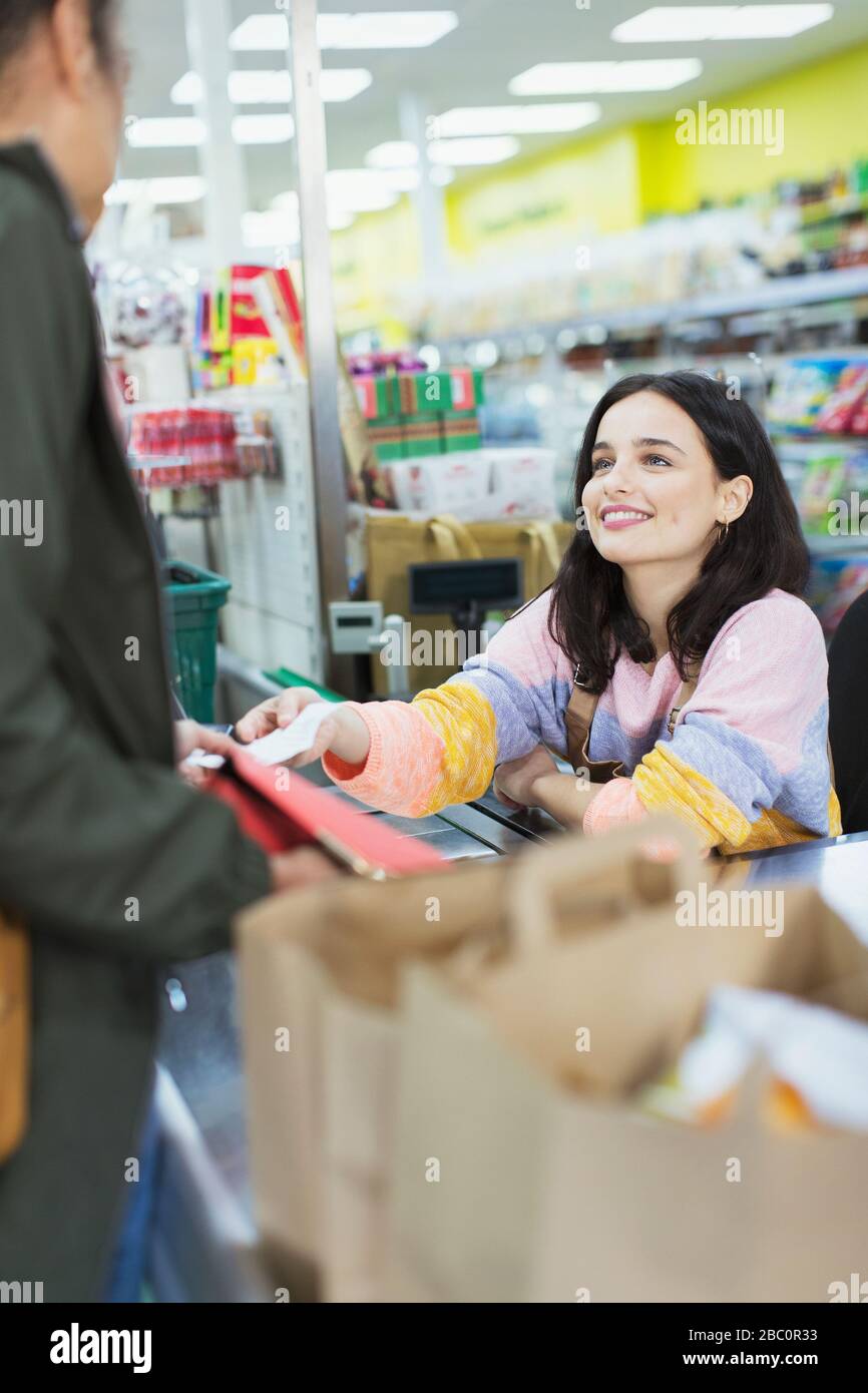 Cassa del supermercato che aiuta il cliente al momento del check-out Foto Stock