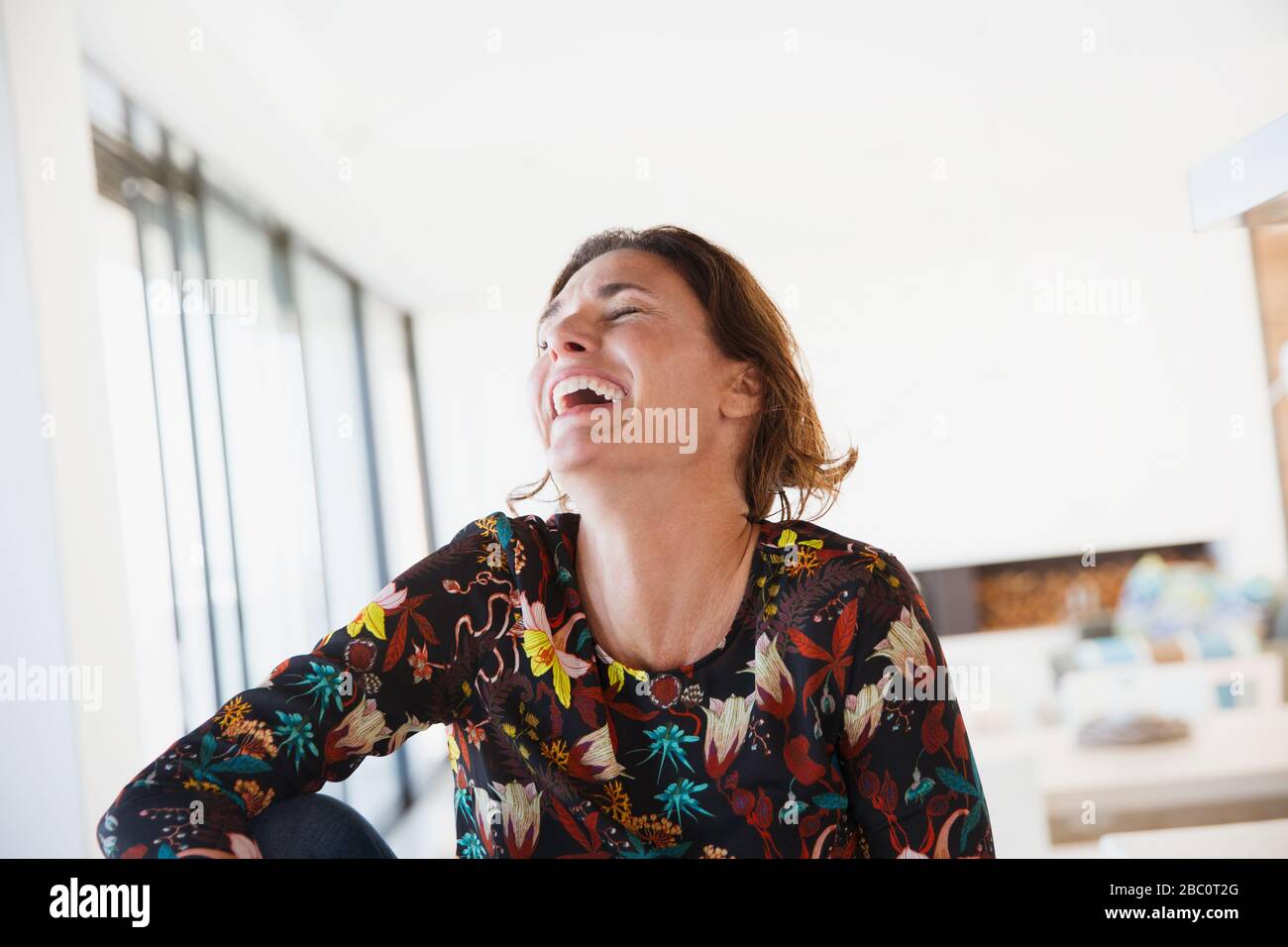 Ridendo, donna bruna felice Foto Stock