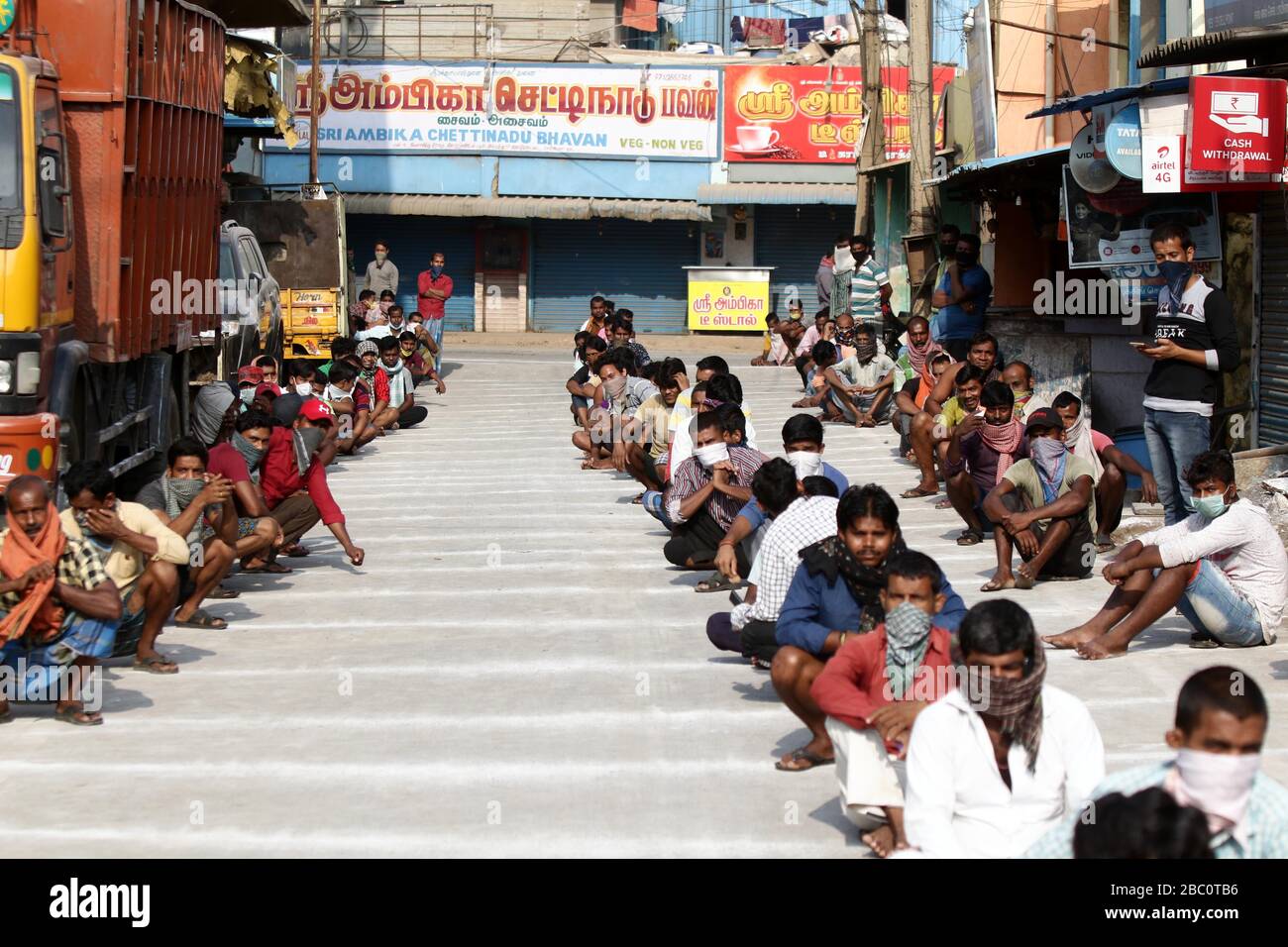 I lavoratori migranti a Chennai, India, attendono di preparare i loro pasti per la colazione da parte della Chennai Corporation, poiché sono rimasti bloccati a causa dell'epidemia di coronavirus il 2 aprile 2020. (Foto di Parthibhan Babu/Pacific Press/Sipa USA) Foto Stock