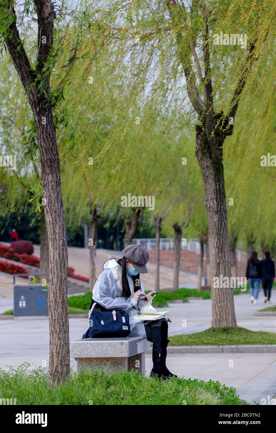 Wuhan, Cina. 01st Apr, 2020. Il popolo Wuhan esce per godersi la primavera come il romanzo coronavirus smette di diffondersi a Wuhan, Hubei, Cina il 01th aprile, 2020.(Photo by TPG/cnsphotos) (Photo by Top Photo/Sipa USA) Credit: Sipa USA/Alamy Live News Foto Stock