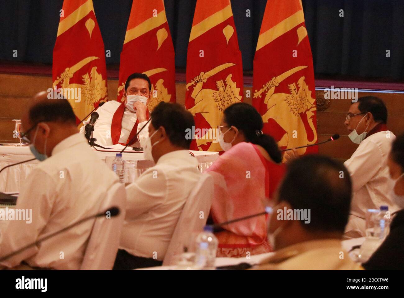 Il primo ministro dello Sri Lanka Mahinda Rajapaksa indossa la maschera facciale mentre partecipa a un incontro con tutti i rappresentanti dei partiti politici presso il suo ufficio a Colombo, Sri Lanka, il 2 aprile 2020. Rajapaksa ha invitato altri partiti politici ad unirsi agli sforzi del governo per prevenire la diffusione del COVID-19 nel paese. Il governo dello Sri Lanka ha attuato un coprifuoco a livello nazionale fino a nuovo avviso per rallentare il contagio. (Foto di Saman Abediwardana/Pacific Press/Sipa USA) Foto Stock