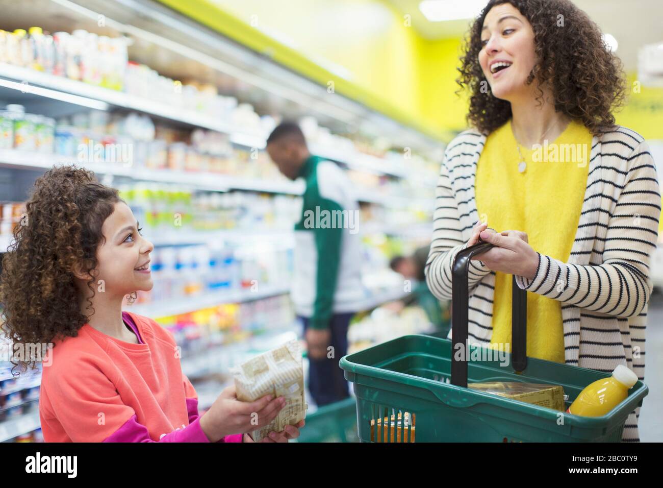 Madre e figlia shopping nel supermercato Foto Stock