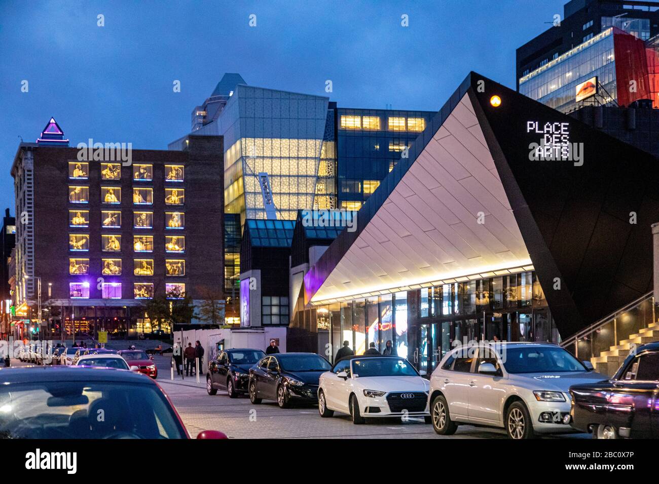 STREET SCENE DI NOTTE, PLACE DES ARTS, RUE SAINTE-CATHERINE, MONTREAL, QUEBEC, CANADA Foto Stock STREET SCENE DI NOTTE, PLACE DES ARTS, RUE SAINTE-CATHERINE, MONTREAL, QUEBEC, CANADA Foto Stock