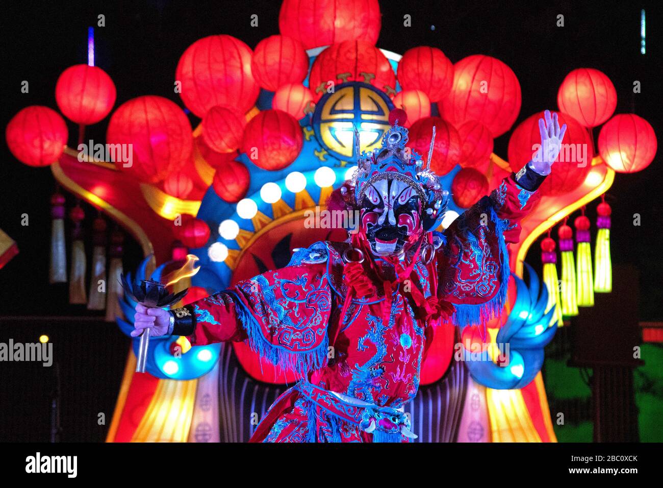 BALLERINA CINESE IN COSTUME TRADIZIONALE, FEUX FOLLETS, LA LUCE DELLA CINA, JEAN DRAPANEAU PARK, SAINT HELEN'S ISLAND, MONTREAL, QUEBEC, CANADA Foto Stock