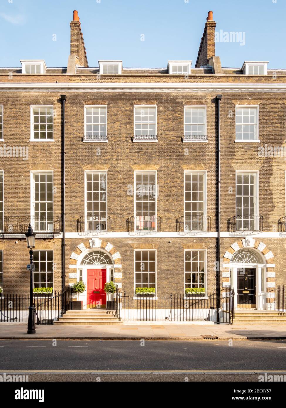 Georgian Townhouse, Bedford Square, Londra. La façade e l'architettura di una residenza georgiana nello storico quartiere di Bloomsbury a Londra. Foto Stock