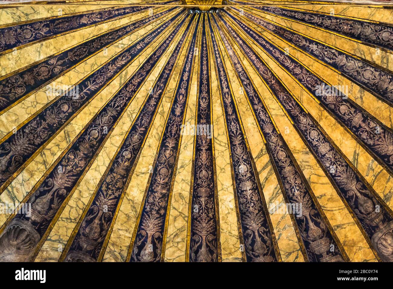 Particolare del soffitto decorato in oro di un'antica chiesa in stile gotico-rinascimentale italiano. Foto Stock