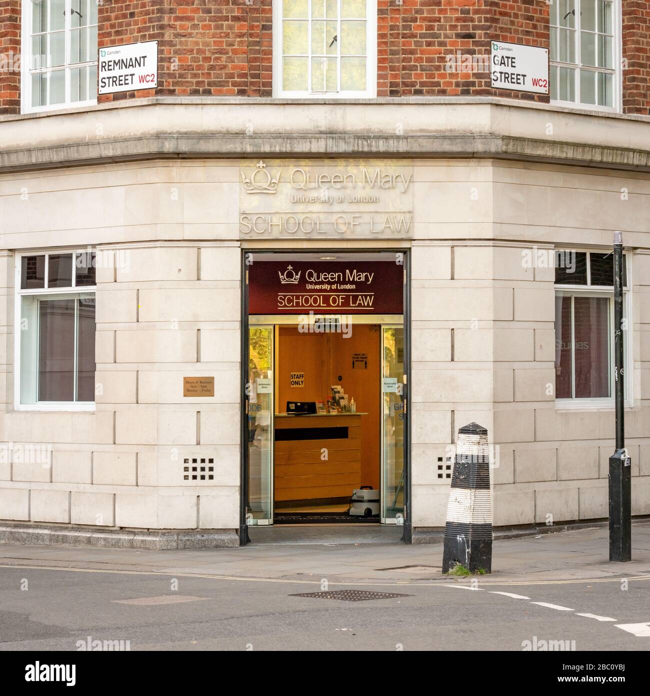 La Queen Mary School of Law nel quartiere legale di Londra, Lincoln's Inn Fields. La scuola fa parte della più grande Università di Londra. Foto Stock