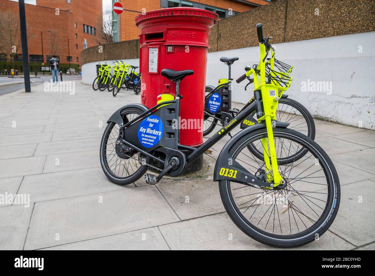 Londra, Regno Unito. 2nd Apr 2020. Le biciclette elettriche per i lavoratori chiave sono lasciate fuori dal St Thomas' Hospital di Londra - il 'lockdown' continua per il Coronavirus (Covid 19) focolaio a Londra. Credito: Guy Bell/Alamy Live News Foto Stock