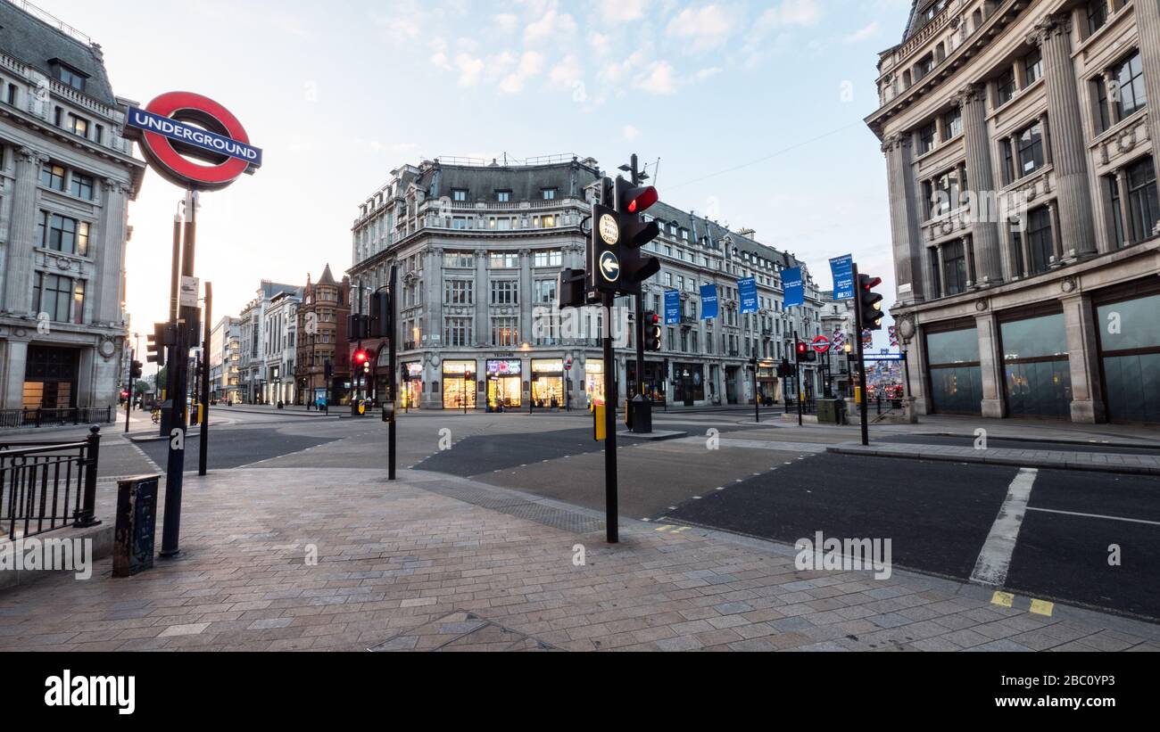 Londra vuota. Oxford Circus senza traffico o pedoni. Il trafficato quartiere dello shopping è normalmente bloccato dal traffico umano. Foto Stock