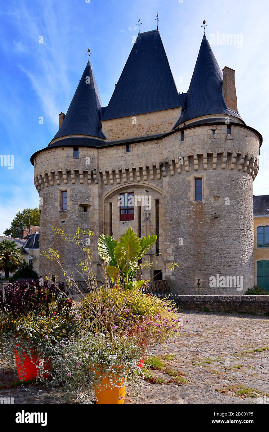 La porta fortificata Saint-Julien e Flowerpot a la-Ferté-Bernard, un comune nel dipartimento della Sarthe nella regione della Loira in Francia Foto Stock