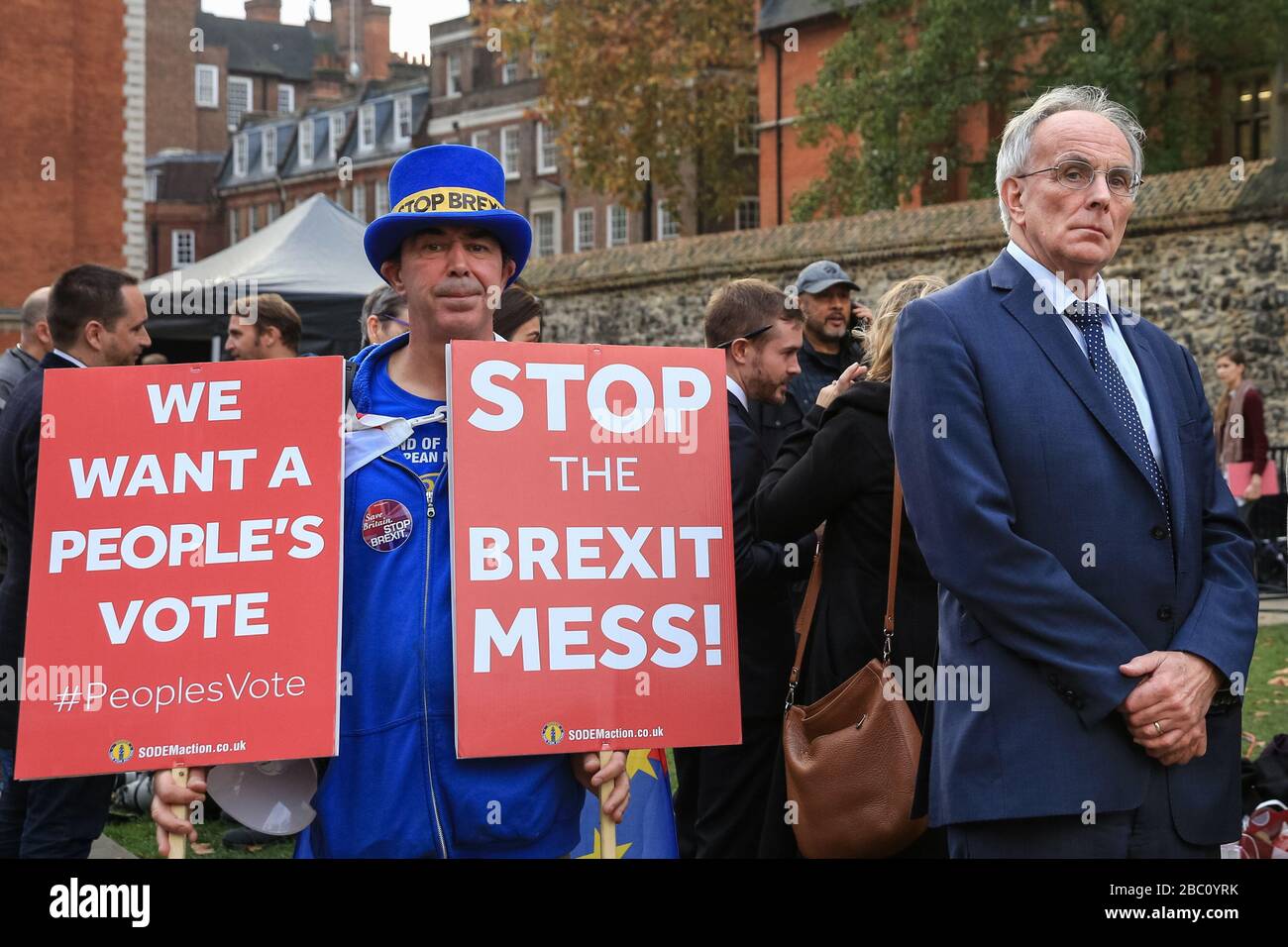 Peter Bone (r), deputato conservatore a Westminster, con il protesta anti-Brexit Steven Bray (l) e i suoi segni sullo sfondo, Londra, Regno Unito Foto Stock