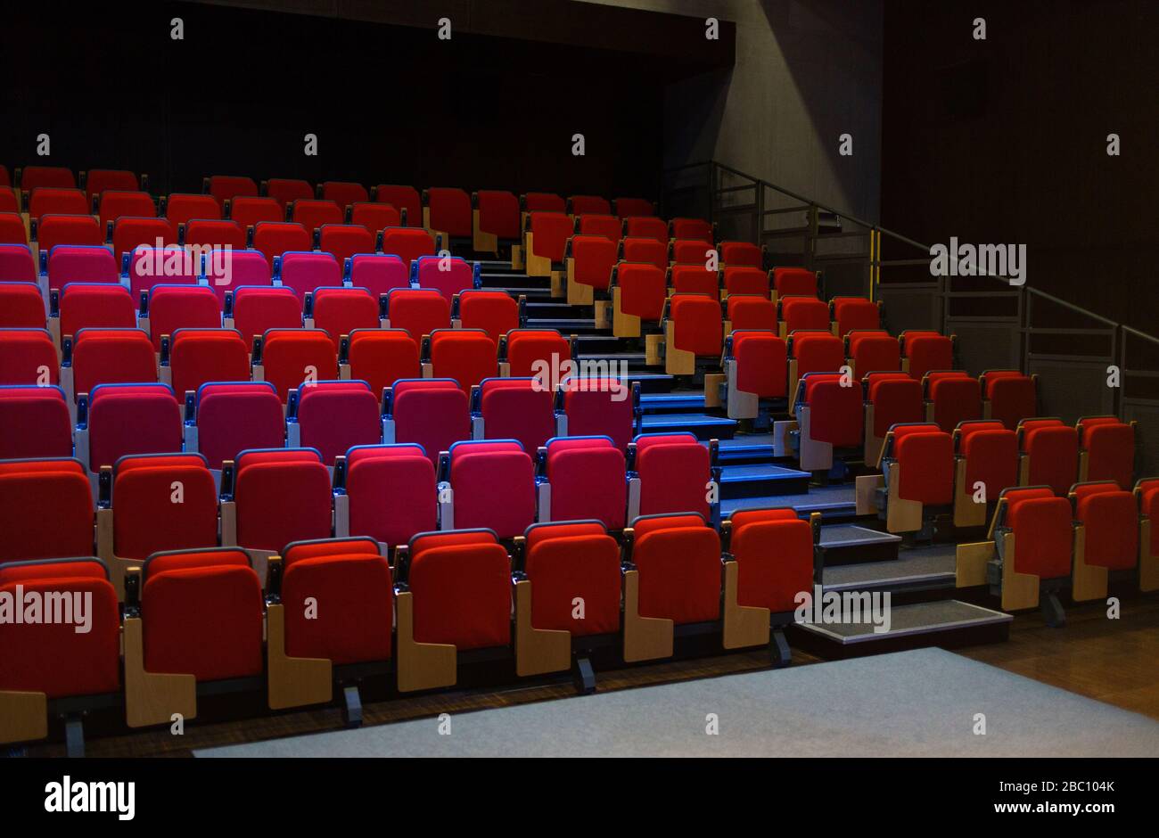 Posti a sedere rossi in auditorium vuoto Foto Stock