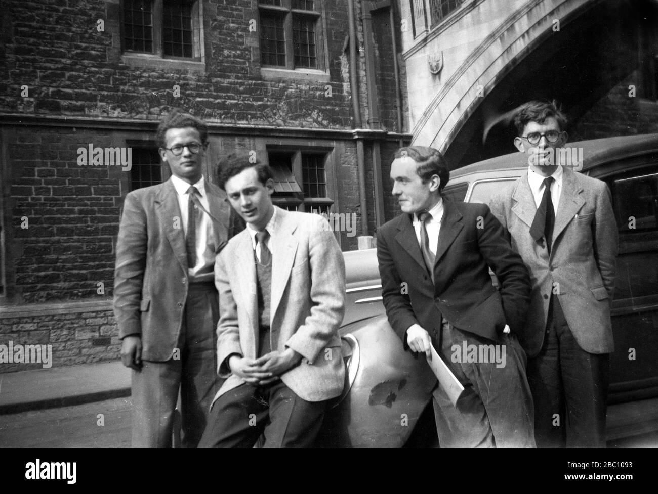 Gli studenti dell'Università di Oxford al di fuori dell'Hertford College e del Ponte dei Sospiri nel 1950 Foto Stock