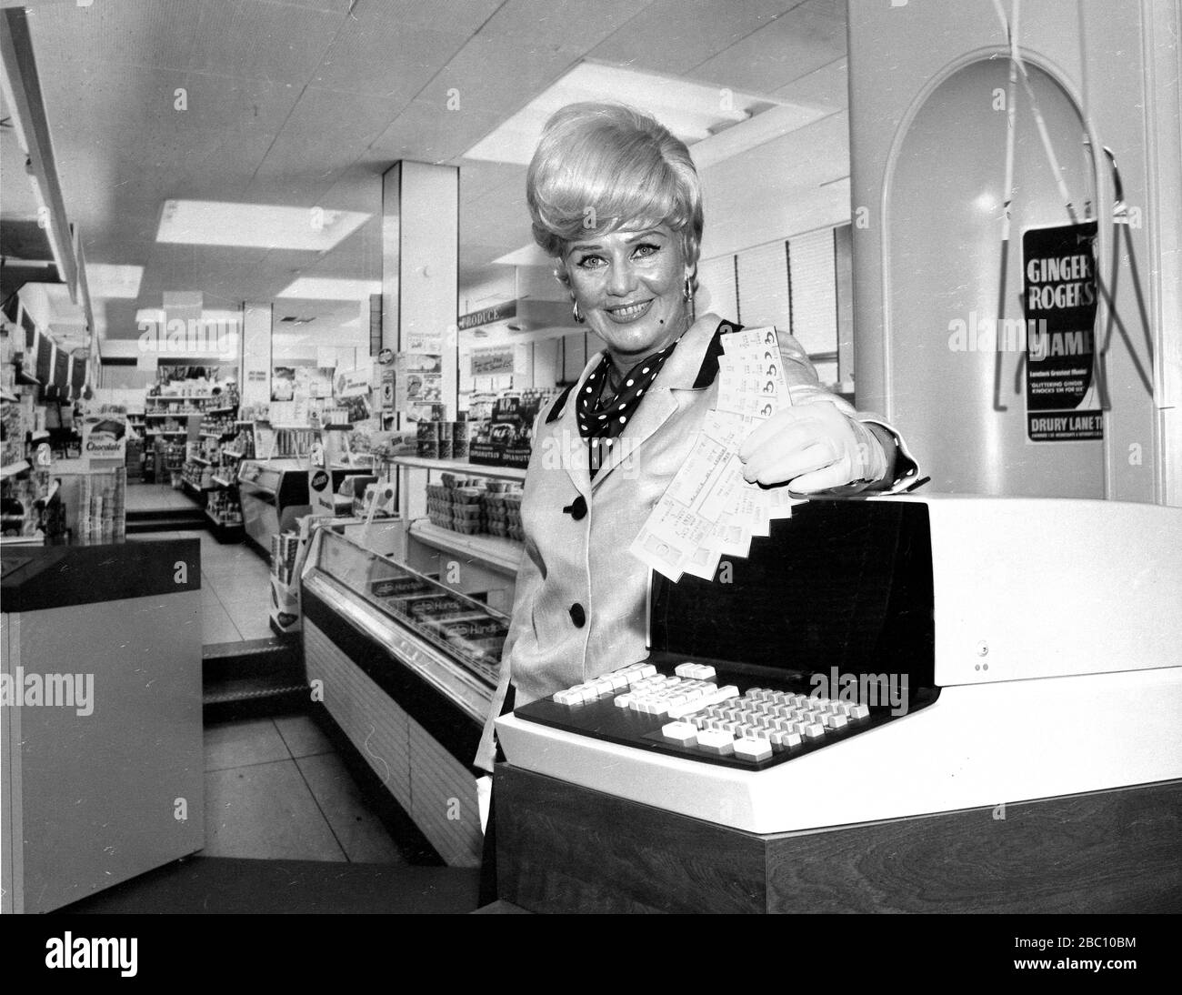 Ginger Rogers vende biglietti per Mame at the Theatre Royal, Londra, febbraio 1969 Foto Stock