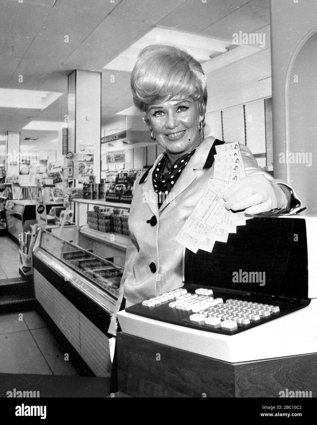 Ginger Rogers vende biglietti per Mame at the Theatre Royal, Londra, febbraio 1969 Foto Stock