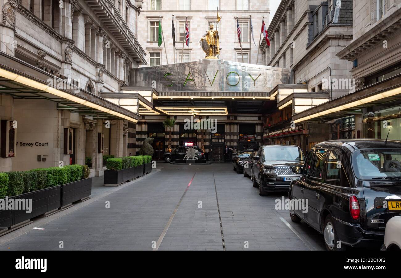 La Savoia, Londra. La façade e l'ingresso all'esclusivo hotel di lusso situato vicino allo Strand nel centro di Londra. Foto Stock