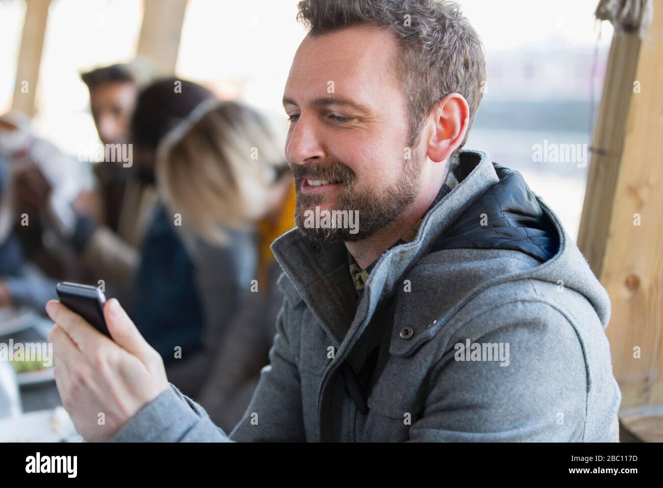 Uomo che fa SMS con lo smartphone Foto Stock