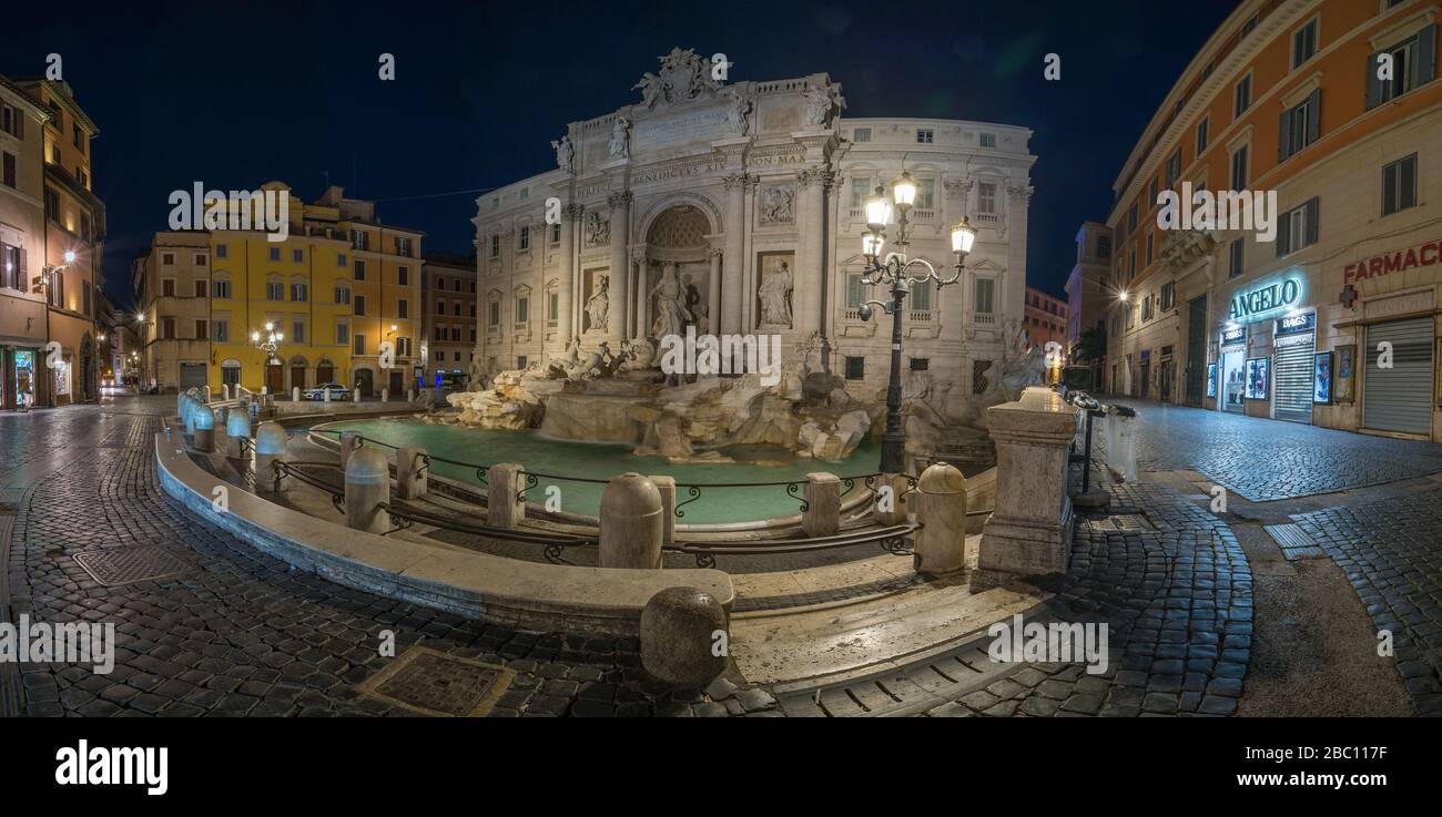 Panorama di Fontana di Trevi di notte Foto Stock