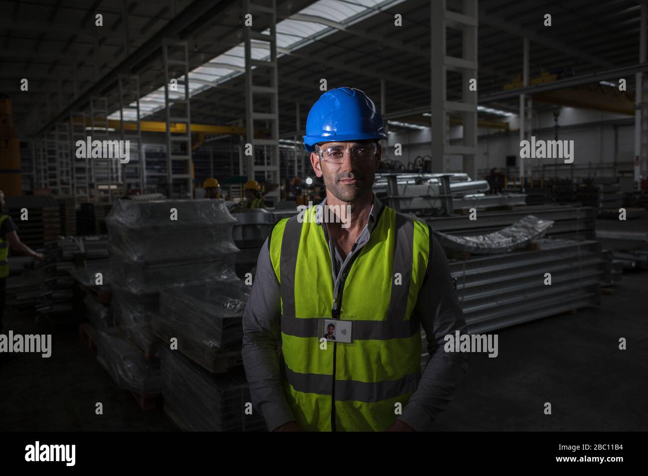 Ritratto sicuro, serio lavoratore in fabbrica di acciaio scuro Foto Stock